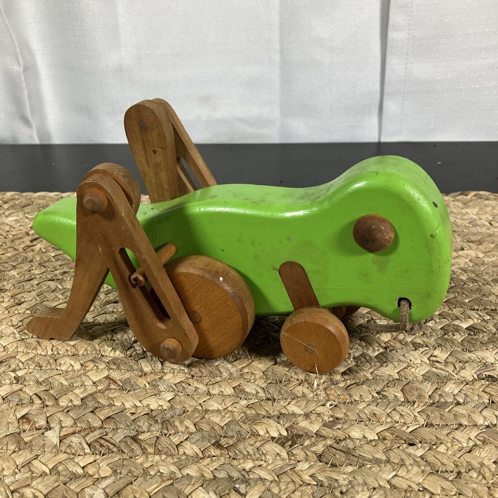 Vintage GREEN GRASSHOPPER - Solid Wood Pull Toy Classic Toddler